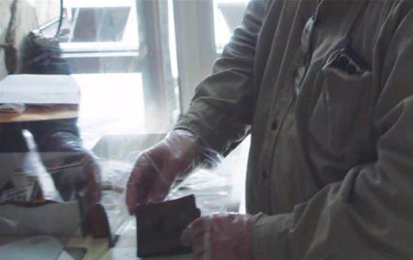 <p>İlk &ouml;nce g&ouml;zlerine inanamadı ama evet, bu onun yıllar evvel kaybettiği c&uuml;zdanıydı.</p>
