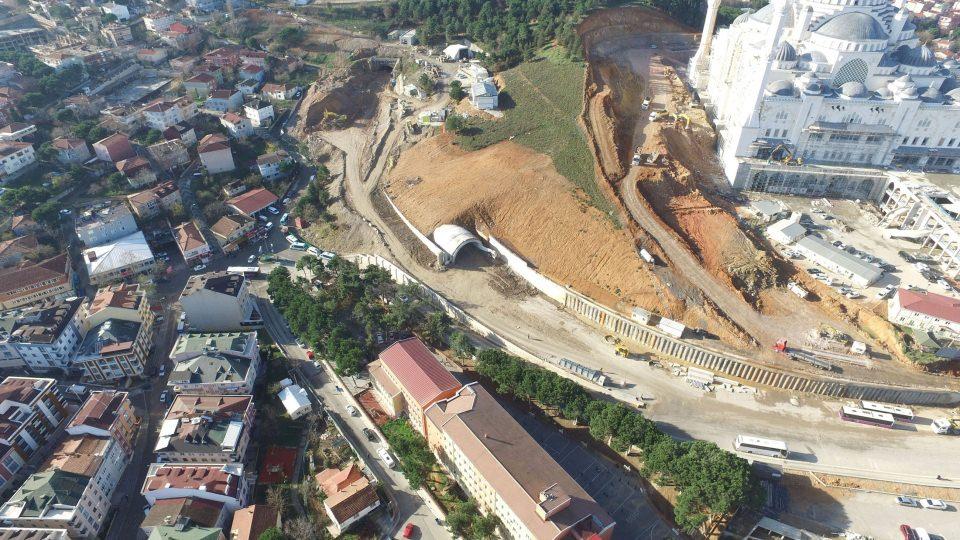 <p><strong>KULE VİNÇLER BİR BİR SÖKÜLÜYOR</strong><br />
<br />
Öte yandan Çamlıca Camisi'nin 6 minaresinin yapımının da tamamlanmasıyla birlikte kule vinçler de bir bir sökülüyor. Bugüne kadar 150 metre uzunluğundaki vinçlerden 5'i sökülürken inşaatta çalışan bir vinç kaldı. Çamlıca Camisi'nin minalerenin 4'ü 107.1 metre, 2’si ise 90’ar metre, minarelerin toplam yüksekliği ise 608 metreyi geçiyor. Caminin inşaatının yüzde 90’lık kısmının tamamlandığı belirtilirken, inşaat şantiyesinde de halen bin kişinin çalıştığı belirtildi. </p>