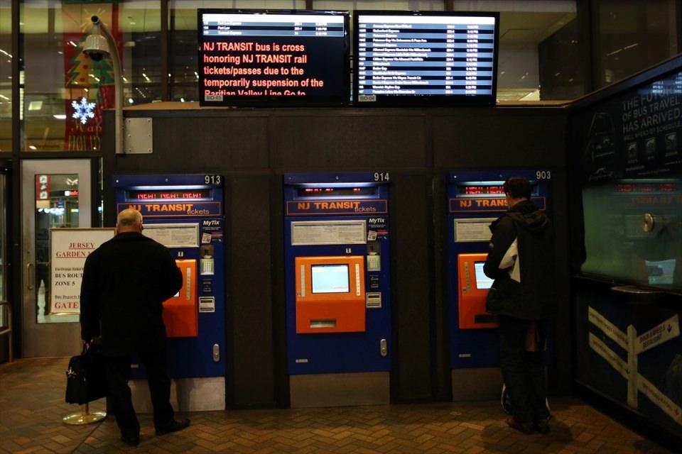 <p>42. Cadde'nin altında, 7. ve 8. Bulvar arasındaki yeraltı ge&ccedil;idinde d&uuml;zenlenen saldırının ardından boşaltılan Port Authority Otob&uuml;s Terminali ve metro hatları geniş g&uuml;venlik &ouml;nlemleri altında yeniden kullanıma a&ccedil;ıldı. G&uuml;venlik g&uuml;&ccedil;leri, Times Meydanı'ndaki metro girişini kapattı.</p>
