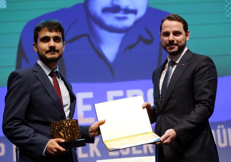 <p>Emre Ergin (solda) ödülünü, Enerji ve Tabii Kaynaklar Bakanı Berat Albayrak'ın elinden aldı.</p>
