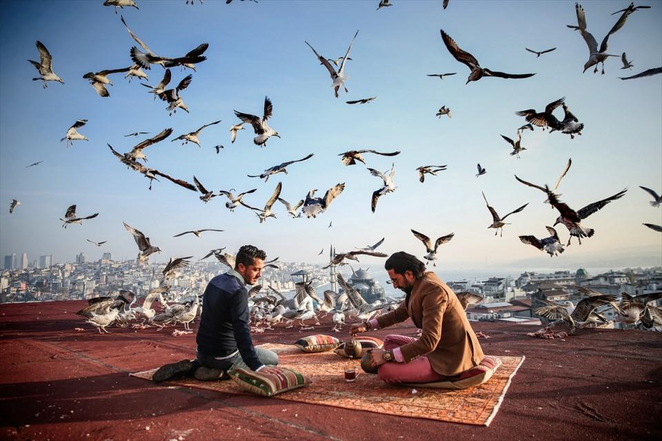 <p><strong>Tarihin Seyrinde Kahvaltı</strong><br />
<br />
Eminönü Sağır Han’da bulunan ‘Kubbe İstanbul’ isimli kültür ve sanat merkezinin sahipleri Harun Reşit Göktaş ve Fahri Akdağ (sağda), kahvaltılarını çalışanlarıyla iş yerlerinin terasından görünen İstanbul manzarası eşliğinde yapıyorlar. Zaman zaman merkezi ziyaret eden misafirleri ve turistleri de bu manzaradaki kahvaltıya davet eden mekan sahipleri, misafirlerine hem eşsiz bir İstanbul manzarası görmeleri imkanını veriyor hem de İstanbul’un simgesi haline gelen martılar eşliğinde tarihin seyrinde kahvaltı yapmalarını sağlıyor.   </p>
