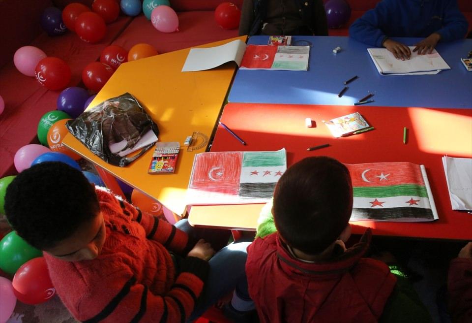 <p>Türk Silahlı Kuvvetlerinin desteğiyle Özgür Suriye Ordusu tarafından gerçekleştirilen Fırat Kalkanı Harekatı sonucunda 243 yerleşim birimini kapsayan toplam 2 bin 15 kilometrekarelik alanda kontrol sağlanmıştı. Harekat kapsamında 2 bin 500'den fazla DEAŞ terör örgütü üyesi etkisi hale getirilmişti.</p>

<p> </p>
