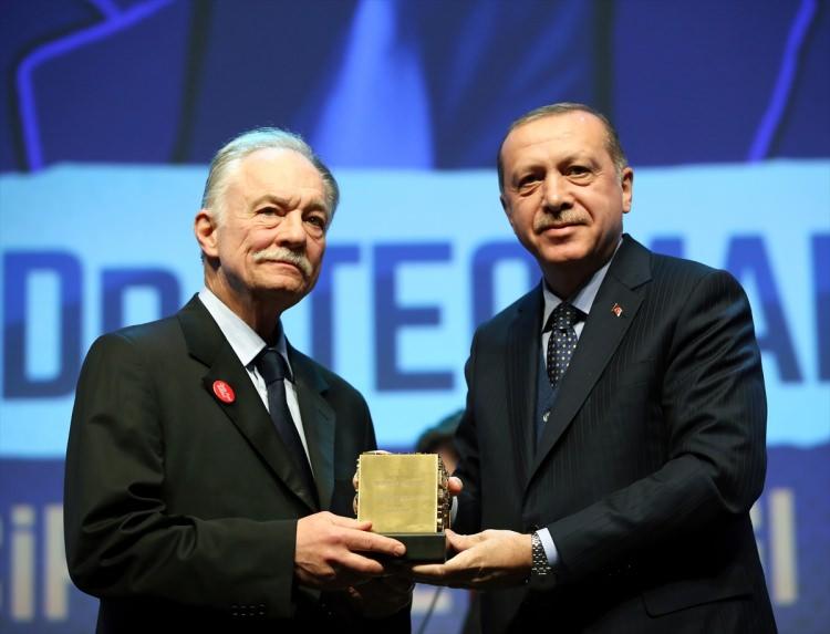 <p>Cumhurbaşkanı Recep Tayyip Erdoğan, Lütfi Kırdar Kongre Merkezi'nde Necip Fazıl Ödülleri Programı'na katıldı. Necip Fazıl Saygı Ödülüne layık görülen Prof. Dr. Teoman Duralı (solda), ödülünü Cumhurbaşkanı Erdoğan'ın elinden aldı.</p>

<p> </p>
