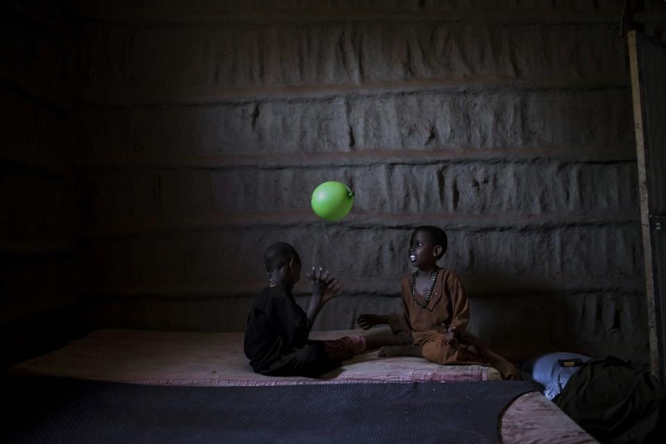 <p><strong>Somali’de çocukların oyunu</strong></p>
<p>Somali'nin orta ve güney kesimlerinde yaşanan aşırı kuraklık nedeniyle çok sayıda vatandaş açlık ve salgın hastalık tehdidiyle karşı karşıya kaldı. Kolera sebebiyle hayatını kaybeden Hassan Guudow'un 6 yaşındaki oğlu Maydiigo ve 7 yaşındaki oğlu Abaay, babalarının amcası Wakiil Mukhtar Guudow'un evinde oyun oynuyorlar. </p>