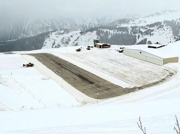 <div><strong>Courchevel Havaalanı - Fransa</strong></div>
<div> </div>
<div>Fransa'nın Courchevel Havaalanı 1.788 feet uzunluğundaki pisti ile sadece kısa değil %18,5 eğimi ile en diklerinden. Pistin sonunda bir de aşağı doğru dik bir eğim var.</div>