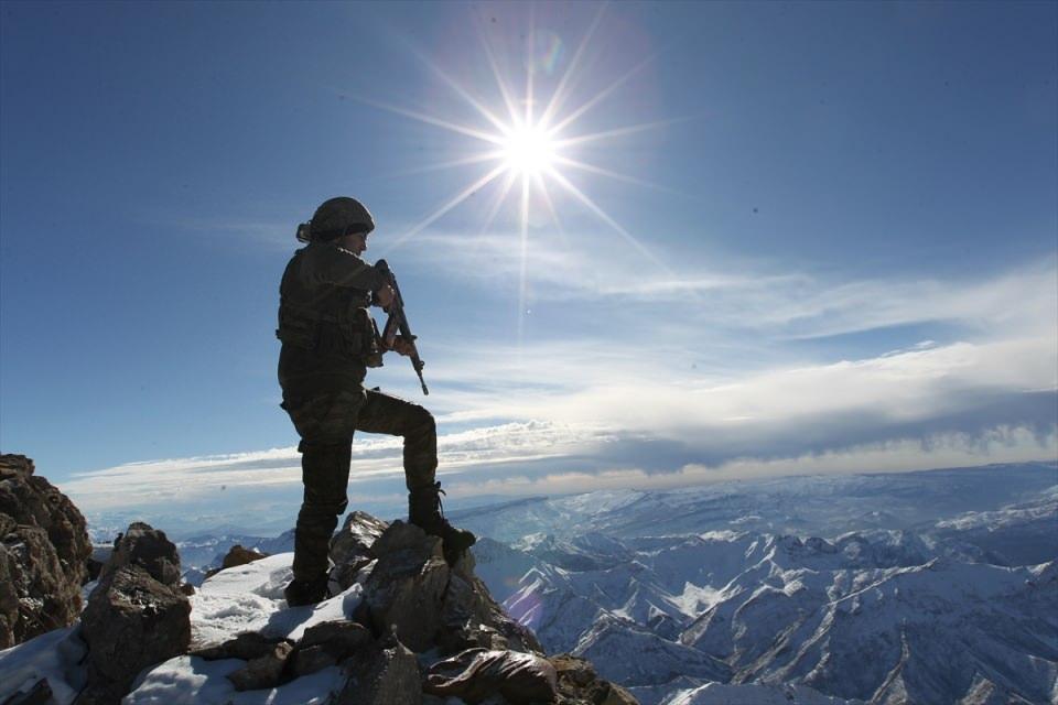 <p>Mehmetçiğimiz yazın zor şartlara rağmen burada kalarak bölgenin güvenliğini sağladı. İçişleri Bakanlığımızın ve Sayın Bakanımızın ciddi desteği ile çok zor şartlarda karlı havalarda buraya malzeme taşıyarak askerlerimizi barındıracak şekilde bir üs bölgesi oluşturduk." dedi.</p>
