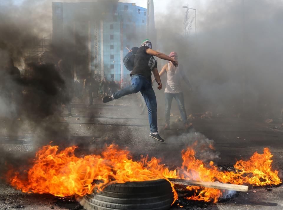 <p>İsrail g&uuml;&ccedil;lerinin protestoculara m&uuml;dahale etmesi &uuml;zerine Filistinliler taş atarak karşılık verdi.&nbsp;</p>
