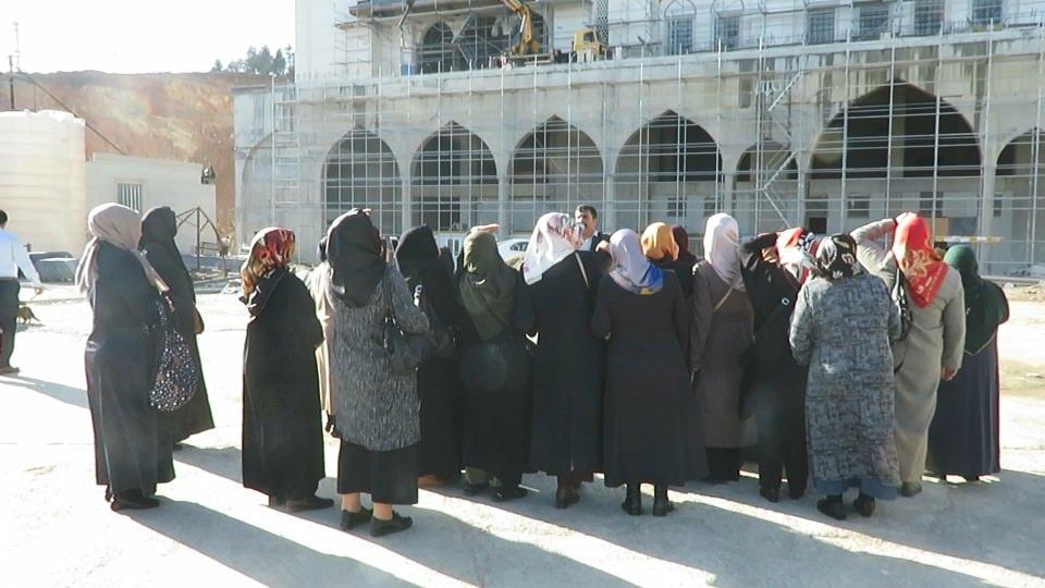 <p><strong> "AYNI ANDA 63 BİN KİŞİ NAMAZ KILABİLECEK" </strong><br />
<br />
İstanbul Cami ve Kültür Hizmet Birimleri yaptırma ve yaşatma Derneği Başkanı Ergin Külünk "Caminin kapalı alanlarında 25 bin kişi, açık alanlarıyla birlikte toplam 63 bin kişi aynı anda namaz kılabilecek.</p>