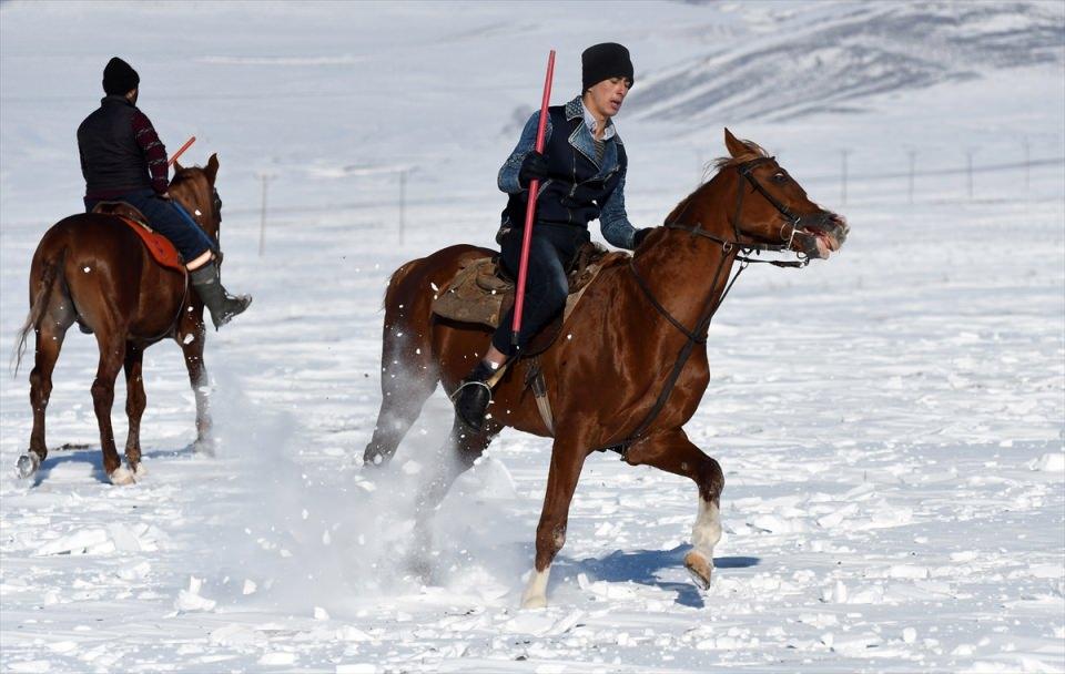 <p> Kars'ta bazı köylerdeki vatandaşlar, atalarının yaptığı "at sırtında savaş oyunu" olarak adlandırılan cirit sporunun yaşatılması için soğuk hava ve kar yağışına aldırış etmeden atlarını sahaya sürüyor. </p>
