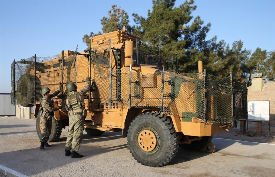 <p>Türk Silahlı Kuvvetleri (TSK), teröristlerin roketli saldırılarına karşı zırhlı araçların çevresine yerleştirilen, "Roket Koruma Ağı" adı verilen sistemi kullanmaya başladı.</p>
