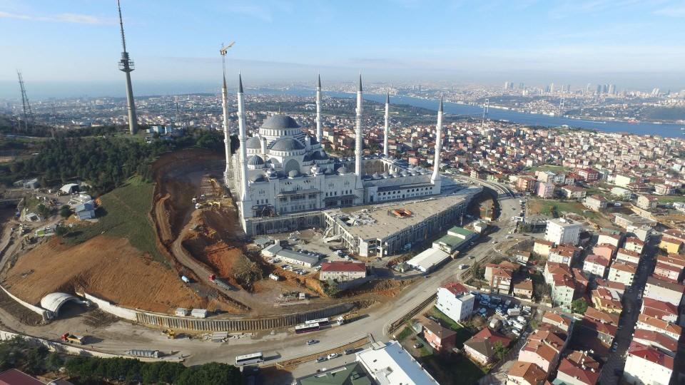 <p>Cumhurbaşkanı Recep Tayyip Erdoğan’ın, Başbakanlığı döneminde 6 Ağustos 2013'te temelleri atılan Çamlıca Camisi'nin 34 metre enindeki dev kubbesinin altına yapılan süslemeler tamamlandı. </p>
