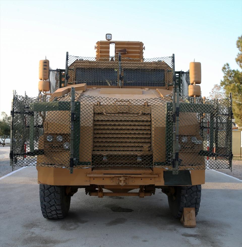 <p>Zırhlı araçtaki gözetleme radarı ve elektro optik gözetleme sistemi sayesinde bir yaya 12 kilometre, bir araç 20 kilometre, alçak irtifadaki hava araçları 25 kilometre, araç konvoyu da 40 kilometre uzaklıktan tespit edilebiliyor.</p>

<p> </p>
