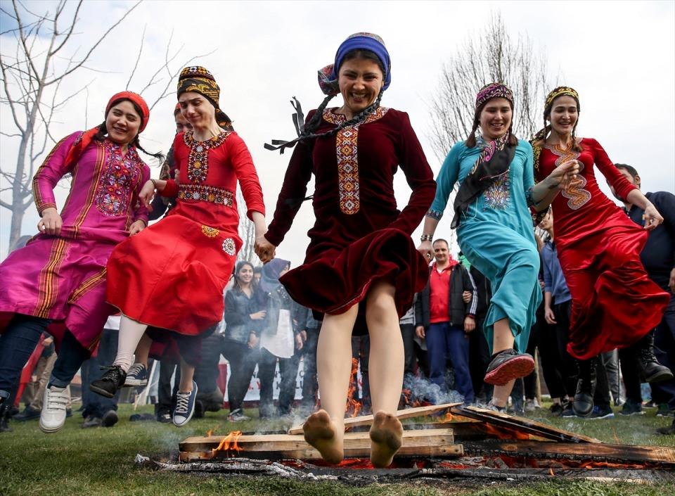 <p><strong>İstanbul’da nevruz</strong></p>

<p>İstanbul'da Nevruz Bayramı, Topkapı Kültür Parkı'nda düzenlenen etkinlikte kutlandı.  Etkinliğe katılan vatandaşlar ateşten atladı.   </p>
