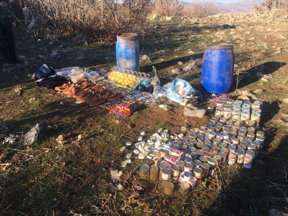 <p>Bölgede, terör örgütü mensuplarınca tedavi maksatlı kullanıldığı değerlendirilen çok sayıda tıbbi malzeme bulundu. Malzemeler, kriminal inceleme için muhafaza altına alındı.</p>

<p> </p>
