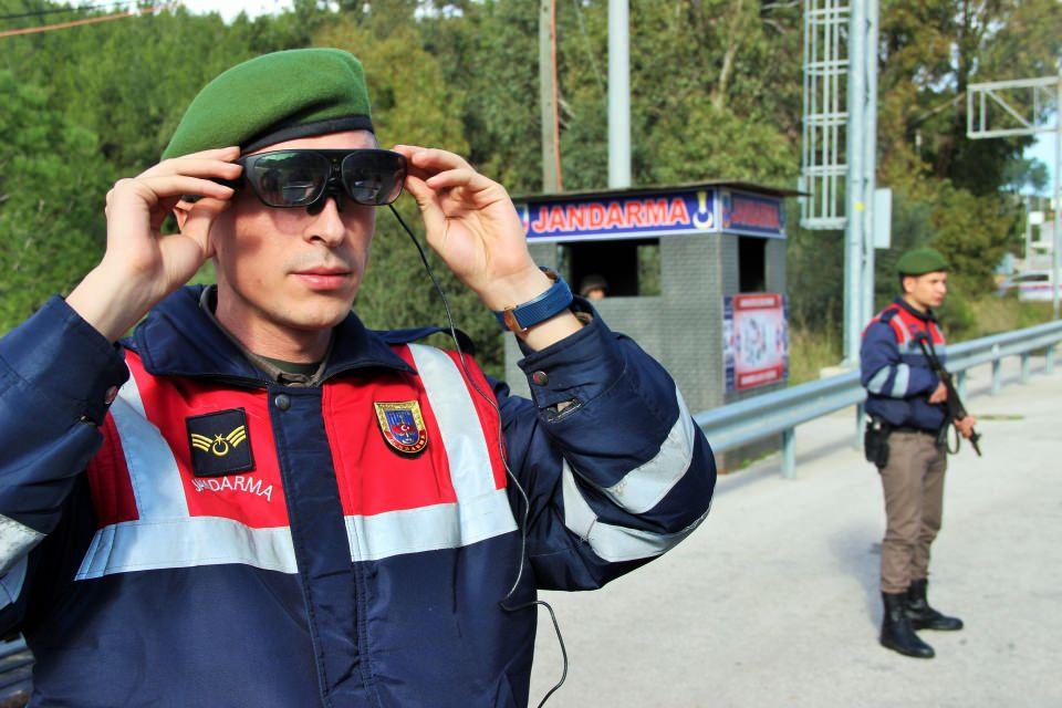 <p>Jandarma Genel Komutanlığı tarafından askerlere dağıtılan 'takbul gözlüğü' sayesinde şüpheliler ve suçlular gözden kaçmayacak. Bodrum’da uygulamaya giren takbul gözlüğüyle kimlik, plaka, yüz ve araç sorgulayan jandarma ekiplerini gören vatandaşlar şaşkınlıklarını gizleyemedi. </p>
