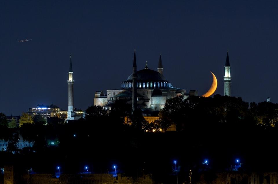 <p>Şarkılara, şiirlere, romanlara konu olan, tarih ve kültür mozaiği İstanbul ise ay ile her zaman bir başka güzelliğe bürünmüştür. </p>
