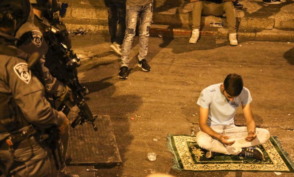 <p><strong>Sokakta yatsı namazı</strong><br />
<br />
Mescid-i Aksa'nın kapısına yerleştirilen elektronik dedektörlerden aranarak Harem-i Şerif'e girmeyi reddeden ve Aslanlı Kapısı (El-Esbat) önünde toplanan Filistinliler, Yatsı namazını sokakta kıldı. </p>