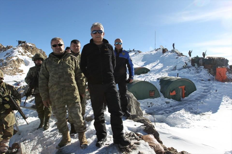 <p>Ziyarete Yüksekova 3. Tümen Komutanı Tümgeneral Metin Tokel, İl Jandarma Komutanı Tuğgeneral Ferdi Korkmaz ve İl Emniyet Müdürü Süleyman Suvat Dilberoğlu da katıldı.</p>
<p> </p>