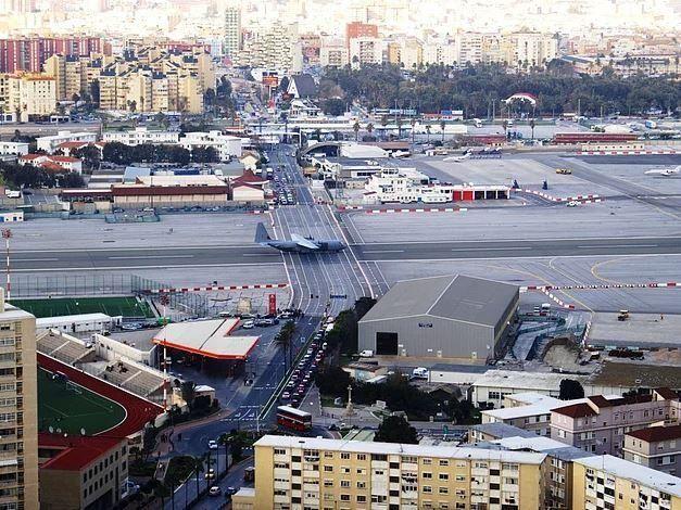 <div><strong>Cebelitarık Uluslararası Havaalanı - Cebelitarık</strong></div>

<div> </div>

<div>Cebelitarık Uluslararası Havaalanı şehrin en işlek caddelerinden Winston Churchil Caddesi ile kesişiyor. her uçak inişinde veya kalkışında cadde trafiğe kapanıyor.</div>

