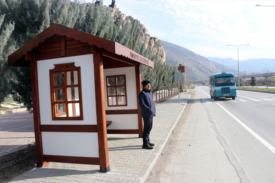<p>Kent merkezinde çeşitli bölgelerdeki 10 otobüs durağı, yüzlerce yıllık süreçte oluşan Türk kent kültürünün bugün yaşayan en önemli yapı taşları arasında yer alan Yalıboyu evleri görünümünde hizmete sunuldu.</p>

<p> </p>
