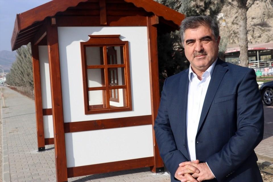 <p><strong>"Amasya'ya gelen misafirlerimize nostalji yaşatmak istedik"</strong><br />
<br />
Yeni durakların halk tarafından da çok beğenildiğini dile getiren Özdemir, "Amasya'nın tarihi konaklarını otobüs duraklarında yaşatmaya çalışıyoruz. Vatandaşlarımıza ve Amasya'ya gelen misafirlerimize nostalji yaşatmak istedik. Halkımızın da otobüs duraklarına sahip çıkmalarını arzu ediyoruz." dedi.</p>
