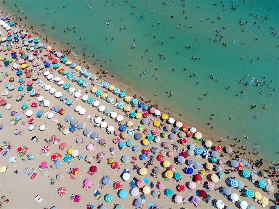 <p><strong>Altınkum’a kuşbakışı</strong><br />
<br />
Türkiye'nin deniz turizmi merkezlerinden Didim'deki Altınkum Plajı, ince kumu ve şehir merkezinde bulunması nedeniyle çok sayıda yerli ve yabancı turisti ağırlıyor.  </p>
