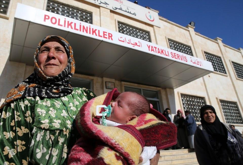 <p>Asayiş ve güvenlik hizmetlerinin, oluşturulan polis gücü tarafından yapıldığını dile getiren Aksanyar, "Şehir, güvenliği her geçen gün artan, hayatın normalleşmeye ciddi oranda başladığı, Türkiyemizin desteğiyle bu bölgede güvenin barışın, huzurun yaygınlaşmaya başladığı bir kent haline geldi." diye konuştu.</p>
