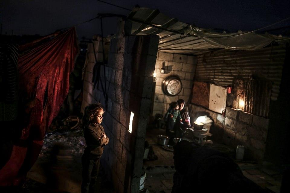 <p><strong>Gazze’de elektrik kesintileri</strong><br />
<br />
Gazze Şeridi'ne bağlı Han Yunus kentinde yaşayan Filistinliler, sık sık yaşanan elektrik kesintileri nedeniyle mum yakarak evlerini aydınlatmaya çalışıyor.  </p>
