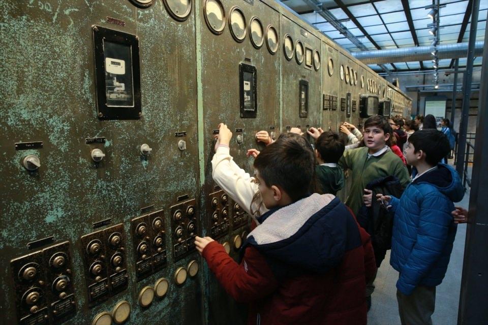 <p>İbrahim Karaosmanoğlu, bazı makineleri çalışabilir hale getirdiklerini aktararak, sözlerini şöyle tamamladı:</p>
<p>"Gençler buraya geldiği zaman 80 yıl önceki fabrikayı ve teknolojiyi görüyor, kağıdın serüvenini, tarihi gelişimini çok iyi bir şekilde izleme fırsatı buluyor. </p>
