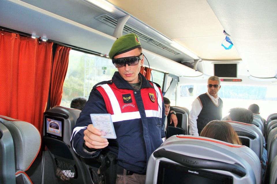 <p>Görüntülü ve sesli olarak çalışabilen gözlük sayesinde kimlik sorgulaması ise 1 saniyede yapılıyor.</p>
