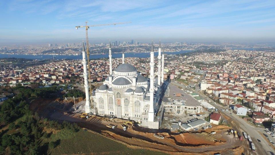 <p>Cami inşaatında kullanılan 150 metre uzunluğundaki 6 vinçten 5'i söküldü. Caminin 2018 yılının Ramazan ayında ibadete açılacağı öğrenildi. </p>
