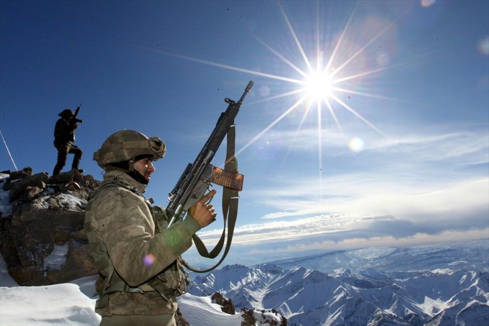 <p>Bulundukları üs bölgesini temmuz ayında Mehmetçik'in teröristlerle göğüs göğüse çarpışarak ele geçirdiğini anlatan Toprak, "Hakkari'de Cilo ve Buzul Dağları dediğimiz 3 bin 256 metre yüksekliğinde kurduğumuz Varkavik üs bölgesinde bulunuyoruz. </p>