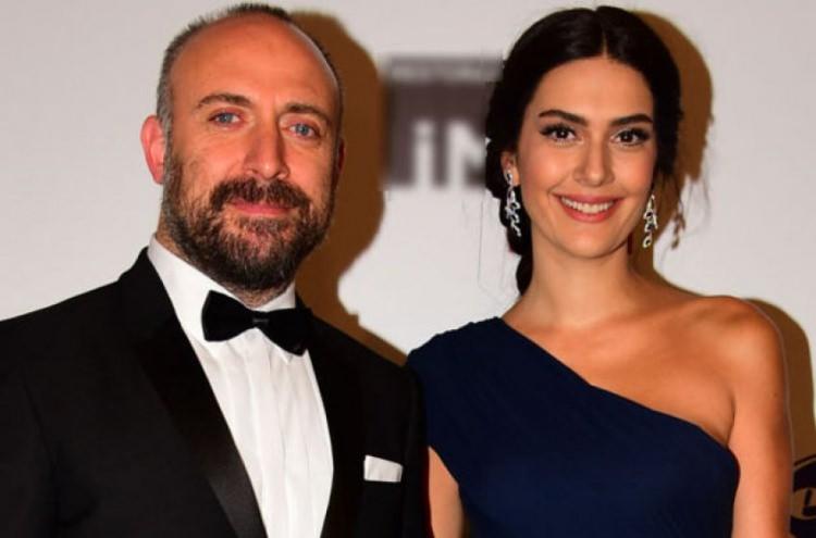 <p>Begüzar Korel & Halit Ergenç</p>

<p>Yaş farkı: 12</p>
