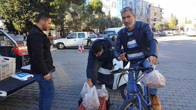 <p>Bazı vatandaşlar, 'Yarın bana 5 kilogram, 7 kilogram mantar getir' diye sipariş veriyor. Doğal mantar, k&uuml;lt&uuml;r mantarına g&ouml;re, lezzeti daha fazla olduğu i&ccedil;in tercih ediliyor.&nbsp;</p>

<p>&nbsp;</p>
