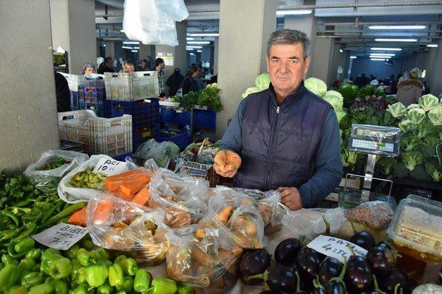 <div>
<div>B&ouml;lgede sofraların vazge&ccedil;ilmez besini olan &ccedil;ıntar, halk pazar ve yol kenarlarında seyyar satıcıların tezgahlarında b&uuml;y&uuml;k rağbet g&ouml;r&uuml;yor.&nbsp;</div>
</div>

<div>&nbsp;</div>
