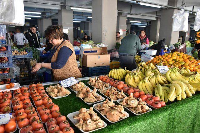 <div>"Bu yılki &ccedil;ıntar mevsiminin kilosu 40 liradan başladı. Bu fiyata rağmen vatandaşın ilgisinden memnunuz. Satışlarımız iyi. Bu mantar, sonbahar yağmurlarının yağmasıyla birlikte &ccedil;am ağa&ccedil;ları altında &ccedil;ıkar. &Ccedil;ok lezzetlidir ve diğer mantarlara g&ouml;re pahalıdır. Et kadar gıdalıdır."</div>

<div>&nbsp;</div>
