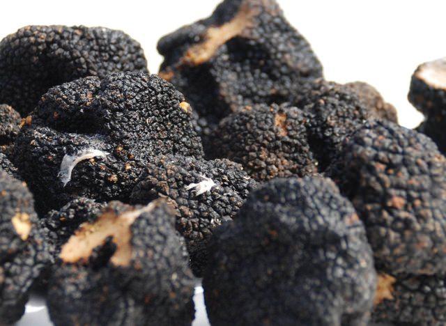 <div><strong>BAKAN EROĞLU: HAYAT KALİTESİ Y&Uuml;KSELECEK</strong></div>

<div>&nbsp;</div>

<div>Tr&uuml;f mantarının ekonomik değeri &ccedil;ok y&uuml;ksek bir odun dışı orman &uuml;r&uuml;n&uuml; olduğuna dikkati &ccedil;eken Orman ve Su İşleri Bakanı Prof. Dr. Veysel Eroğlu, "Piyasada binlerce euroya alıcı bulan tr&uuml;f mantarının tabii alanlardan toplanması ve bu alanda &ouml;zel ağa&ccedil;landırmanın artması ile kırsal kesime alternatif istihdam alanı sağlanacak. Bu sayede kırsalda yaşayan vatandaşlarımızın hayat kalitesi y&uuml;kselecek" değerlendirmesinde bulundu.</div>
