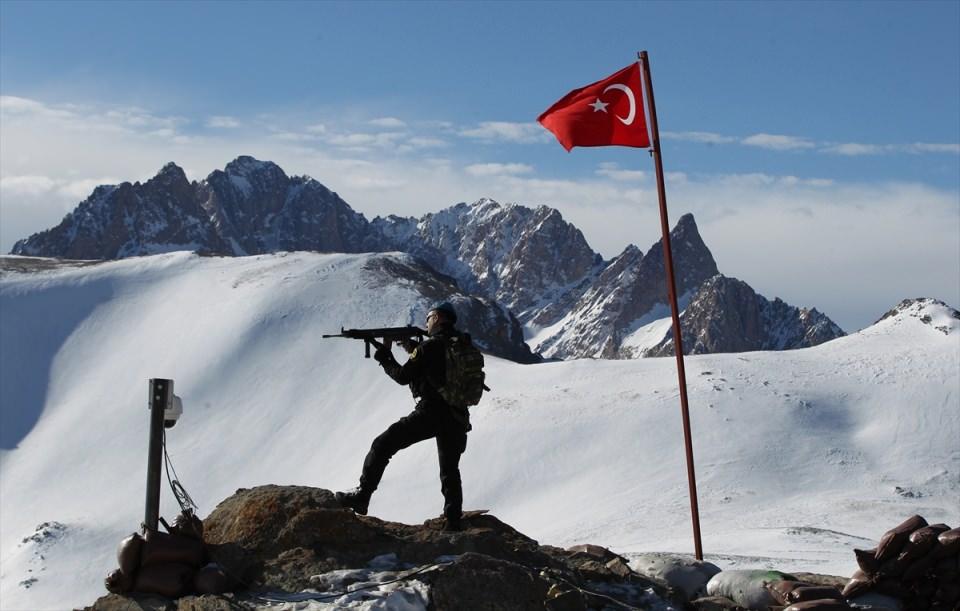 <p> Hakkari'nin Yüksekova ilçesinde Mehmetçik, zorlu hava ve doğa şartlarına rağmen teröristleri bölgeden temizleyerek vatan savunmasını başarıyla sürdürüyor.  </p>
