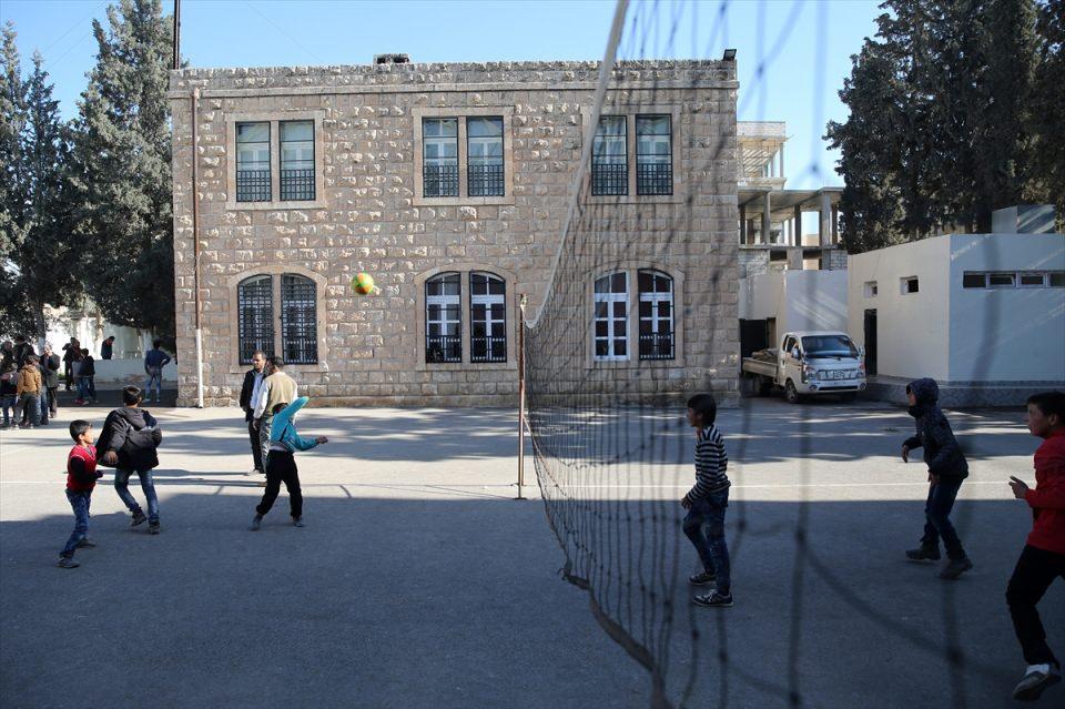 <p>Türkiye’de eğitim verilen polisler, ilçede kurulan merkezler ve kontrol noktalarıyla güvenliği sağlıyor. Kadınlar da polis teşkilatında yer alıyor.</p>