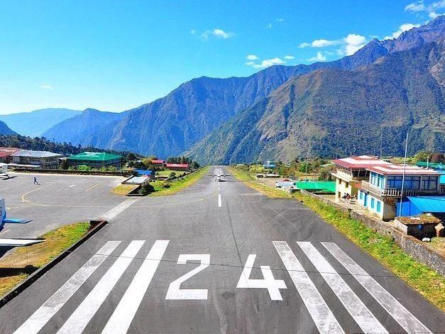 <div><strong>Tenzing-Hillary Havaalanı - Lukla Nepal</strong></div>
<div> </div>
<div>Lukla Nepal'de yer alan Tenzing-Hillary Havaalanını zorlu kılan sadece 9.383 feet yüksekte olması değil aynı zamanda dünyanın en dik pistlerinden biri olması ve sonrasında Himalayalar ile çevrili olmasıdır. Bu sebeplerden uçuşlar sadece gündüz hava koşulları izin verirse yapılabiliyor.</div>