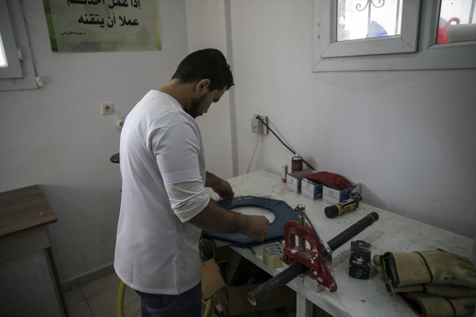 <p>Hidrolik, hava basıncı ve elektrikle çalışan son teknoloji protezler Suriyeli savaş mağdurlarının az da olsa yüzünü güldürüyor.</p>

<p> </p>
