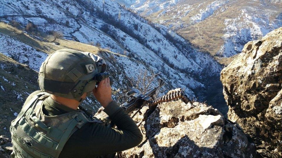 <p>Yolçatı köyünde 14 Aralık'ta gerçekleştirilen adli arama faaliyetinde, "uyuşturucu imal ve ticareti yapmak" ve "başkasına ait kimlik veya belgeleri kullanmak" suçlarından aranan 2 kişi yakalandı. </p>
<p> </p>