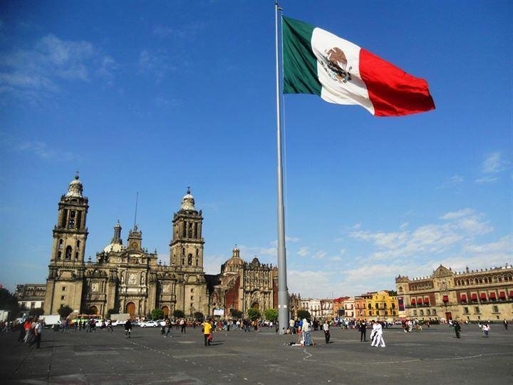 <p>Zócalo, Mexico City, Meksika: Yılda 85 milyon ziyaretçisi olan Zócalo, Meksika'nın tam merkezinde yer alıyor. Buraya 1987 yılında UNESCO tarafından Dünya Kültür Mirası statüsü verildi. 1813 yılında 830×500 feet ölçüleriyle dünyanın en büyük meydanlarından biri olarak ilan edilmiştir. 100.000 kişi alabiliyor. </p>

