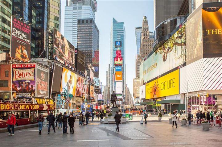 <p>Times Meydanı, New York, ABD: Yılda 50 milyon ziyaretçiyi ağırlıyor. Meydanda yer alan mağazalar geç saatlere kadar açık ve kalabalığı da bitmek bilmiyor. </p>
