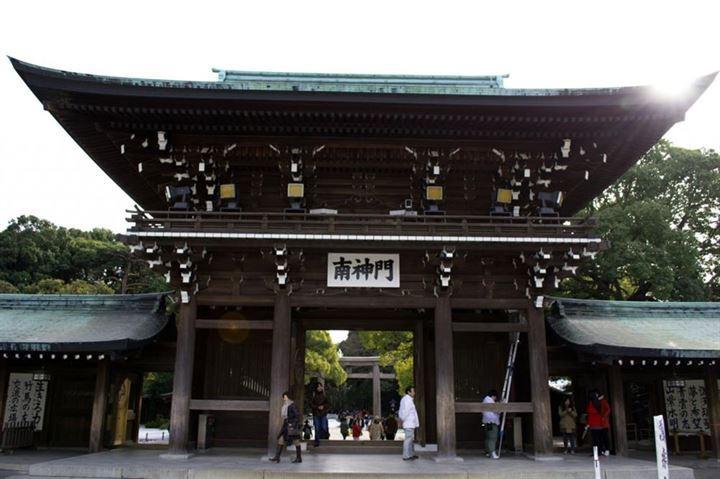 <p>Meiji Jingu Tapınağı, Tokyo: Yılda 30 milyon ziyaretçiye kapılarını açan yer İmparaor Meiji ve İmparatoriçe Shoken’e adanmış. Japon tarihi İmparator Meiji’nin 19. Ve 20.yüzyıllarda Japonya’yı modernize ettiğini söyler. 1912 yılında imparatorun ölümünden sonra 1914 yılında yapılan bu tapınak onun hala yaşadığını göstermek adına yapılmış. </p>
