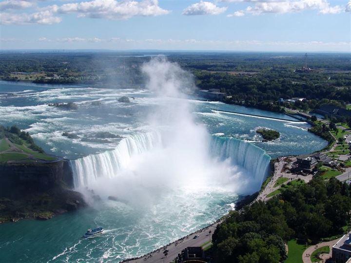 <p>Niagara Şelalesi, New York ve Ontario: 22 milyon ziyaretçiyi ağırlayan Niagara Şelalesi, 1932 yılında tamamen donarak buz olmuştur. Niagara şelalesi dünyada tek ters akan şelaledir. Şelalenin suyu taşlara çarparak geri gelir. Bu da dünyada eşi benzeri görülmemiş bir durumdur. Şelalenin Kanada tarafı Amerika tarafına nazaran daha gelişmiştir. Şelale bot turlarıyla ünlüdür. </p>
