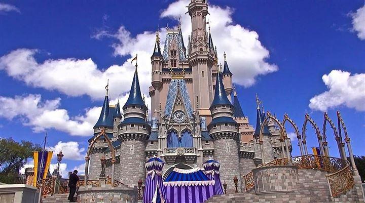 <p>Disney World Magic Kingdom, Orlando, Florida: 18 milyon 588 bin ziyaretçisi olan mekan Lake Buena Vista mevkiinde 69 km2lik bir alanda bulunuyor. Bugüne kadar sadece bir bölümünün geliştirilmiş olduğu bu alan ile Walt Disney World Resort, dünyanın en büyük eğlence kompleksi. </p>
