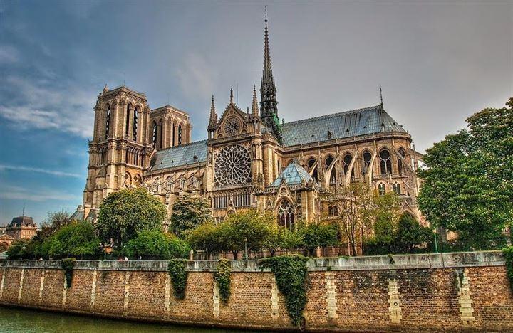 <p>Notre Dame Katedrali, Paris, Fransa: Yıllık 14 milyon misafiri ağırlıyor. Notre Dame Katedrali, başta Paris olmak üzere Fransa’nın en önemli dini yapısıdır. Notre Dame’ın esas kapısının önünde yer alan “Orta Yol”, “Kilometre sıfır” olarak geçer ve burası şehrin merkezi olarak kabul edilir. Bu yönüyle katedral coğrafi olarak da öneme sahiptir. </p>
