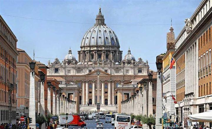 <p>San Pietro Bazilikası, Vatikan, İtalya: Yılda 11 milyon ziyaretçisi var. Vatikan, San Pietro meydanı 1656-1667 yılları arasında Bernini tarafından tasarlaşmış ve iki çeşmenin bulunduğu büyük elips şeklinde bir alandır. Meydanın ortasında 25 metrelik bir dikilitaş (obelisk ) bulunmaktadır ve bu taş aynı zamanda Güneş saati işlevi görmektedir. </p>
