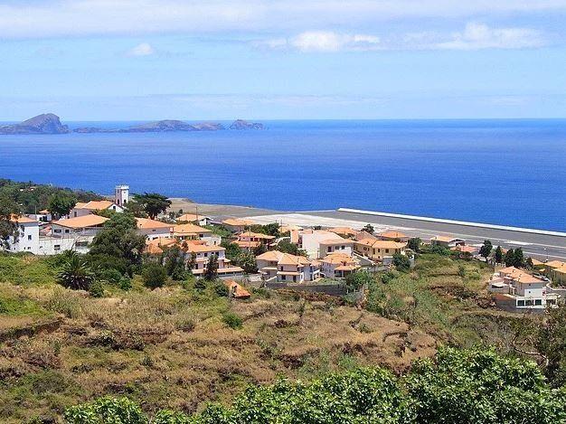 <div><strong>Madeira Havaalanı - Portekiz</strong></div>
<div> </div>
<div>Avrupadaki en zorlu havaalanı olarak da bilinen Portekiz'de bulunan Madeira havaalanını pilotlar okyanus ve dağ zinciri arasındaki ince çizgiyi yakalayarak ilerlemeleri gerekmekte. Pist oldukça rüzgarlı ve kısa. Bundan dolayı pilotlar Atlantik'e girmemek için hep son saniye sağa kırıyorlar.</div>